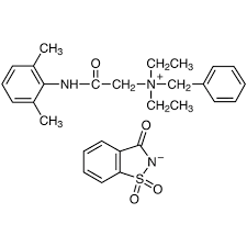 N-benzyl-2-((2,6-dimethylphenyl)amino)-N,N-diethyl-2-oxoethan-1-aminium 3-oxo-3H-benzo[d]isothiazol-2-ide 1,1-dioxide